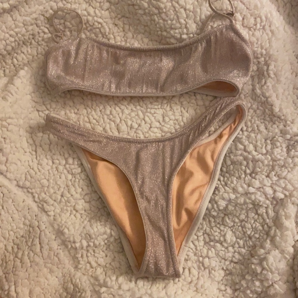 These are size small with semi cheeky bottoms❤️(bag included)